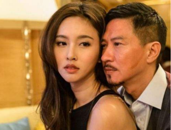 装大佬”艾比身材窈窕而他你爱的他都有ag旗舰厅app盘点4位很火的“女(图4)