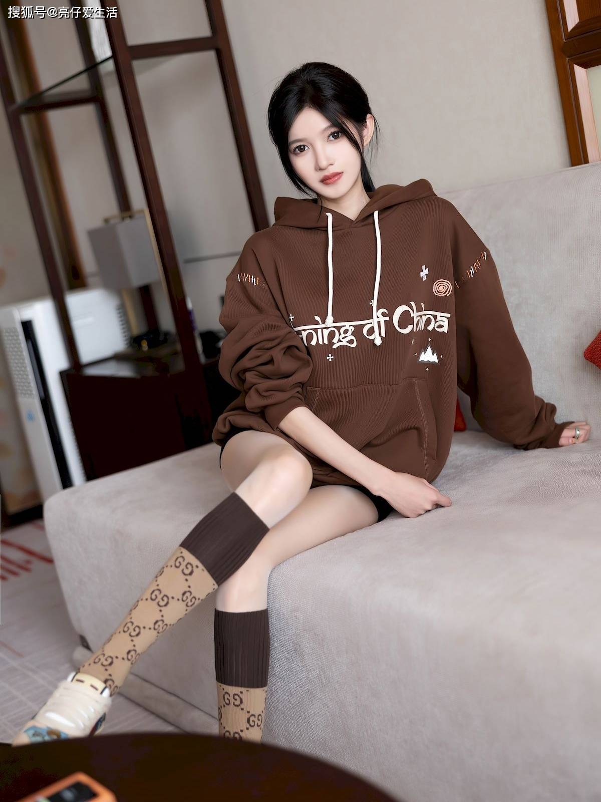 ：棕色卫衣女孩的魅力穿搭ag旗舰厅秋日街头时尚(图2)