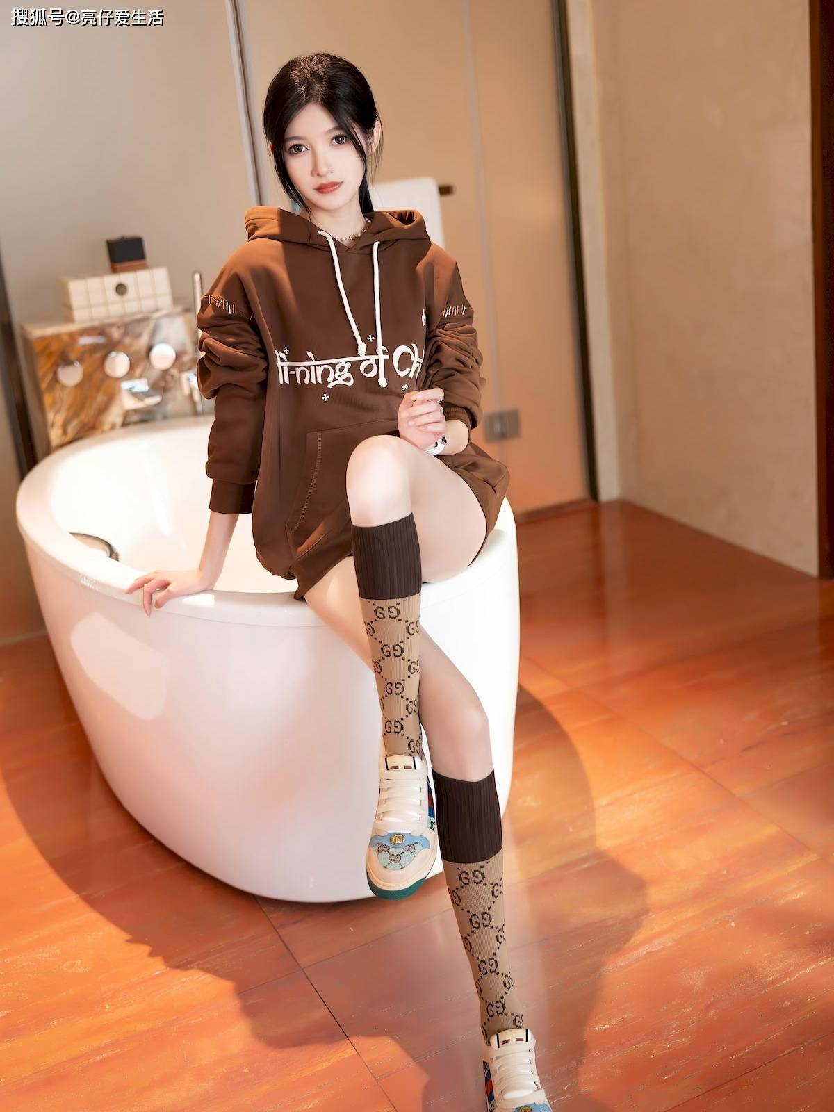：棕色卫衣女孩的魅力穿搭ag旗舰厅秋日街头时尚(图3)