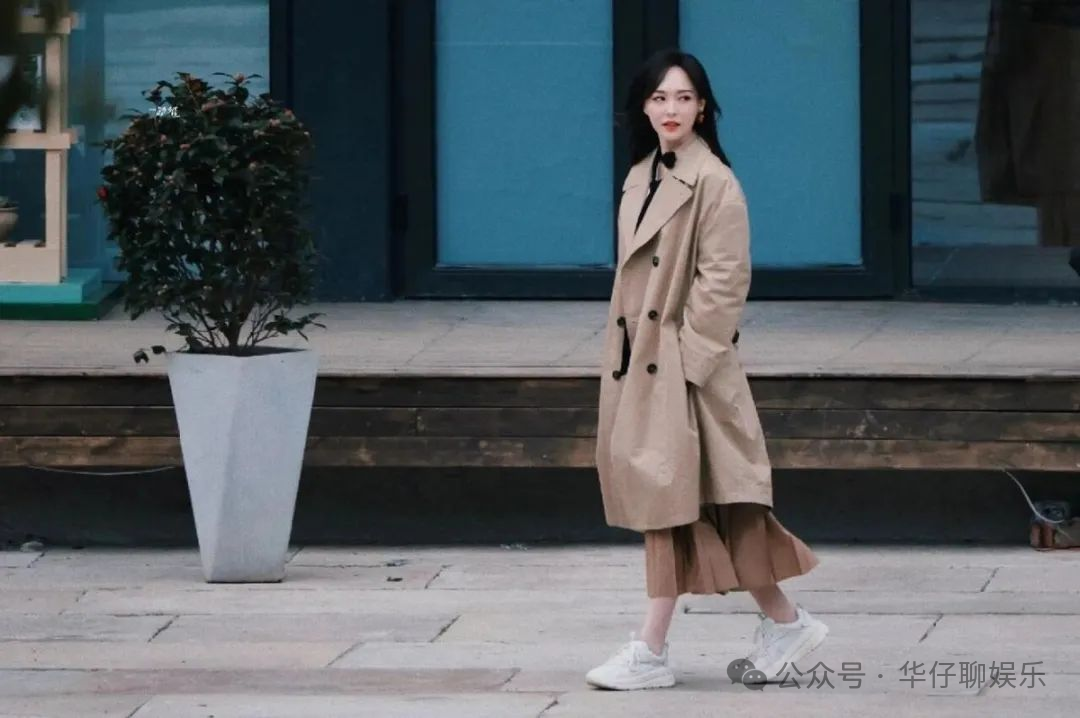 ！风衣+衬衫+半身裙轻松穿出高级感ag旗舰厅登录唐嫣春季造型大揭秘(图5)