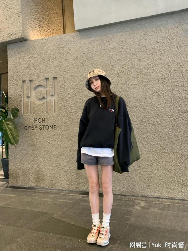 ：毛衣、卫衣、小西装 每一套都是心头爱ag旗舰厅网站首页早秋外套“三剑客”(图10)