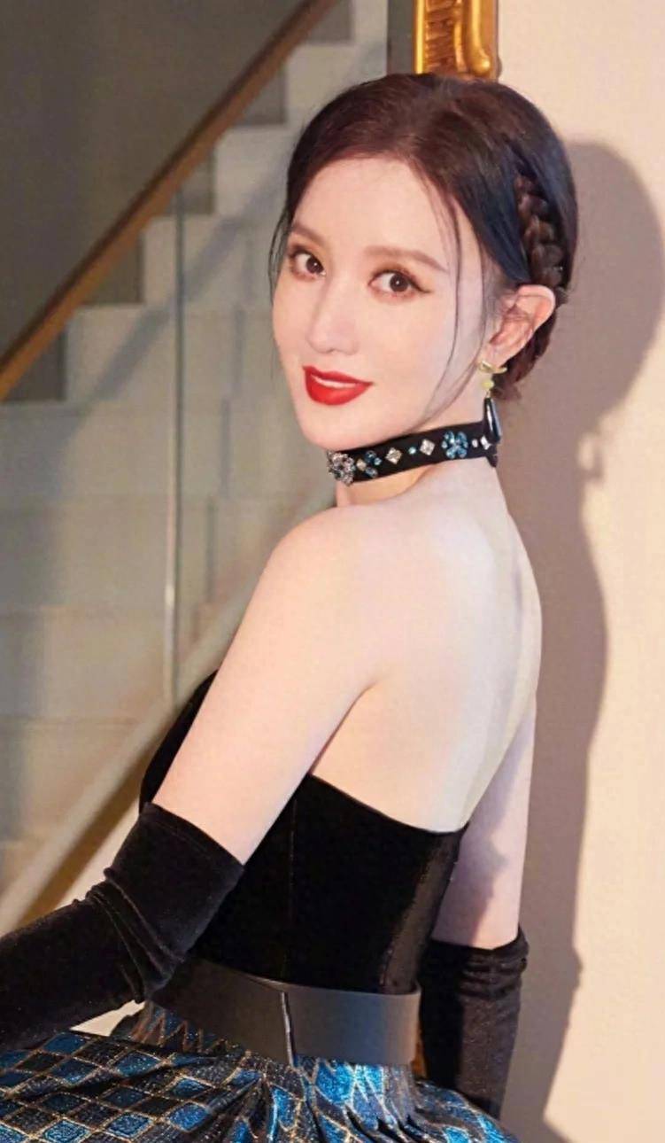 筒黑色连衣裙宛如一位优雅的暗黑公主ag真人登录张萌的时尚写真身穿深V
