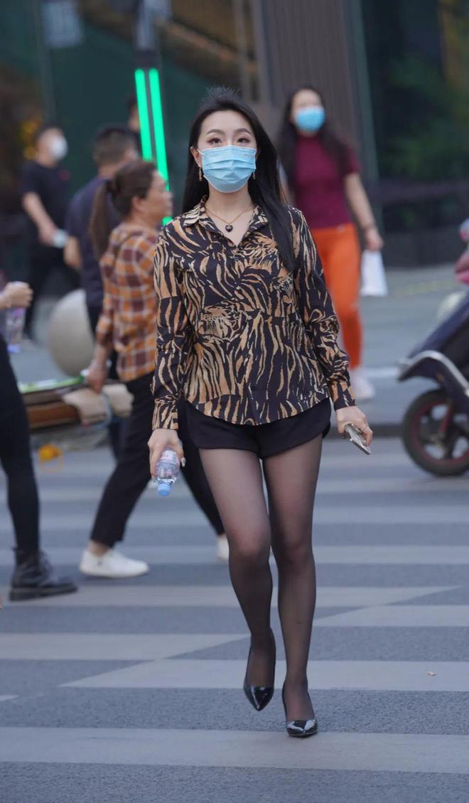 短裤搭黑丝高跟鞋｜高挑身材吸睛无数ag旗舰厅登录御姐气场全开｜衬衣(图3)